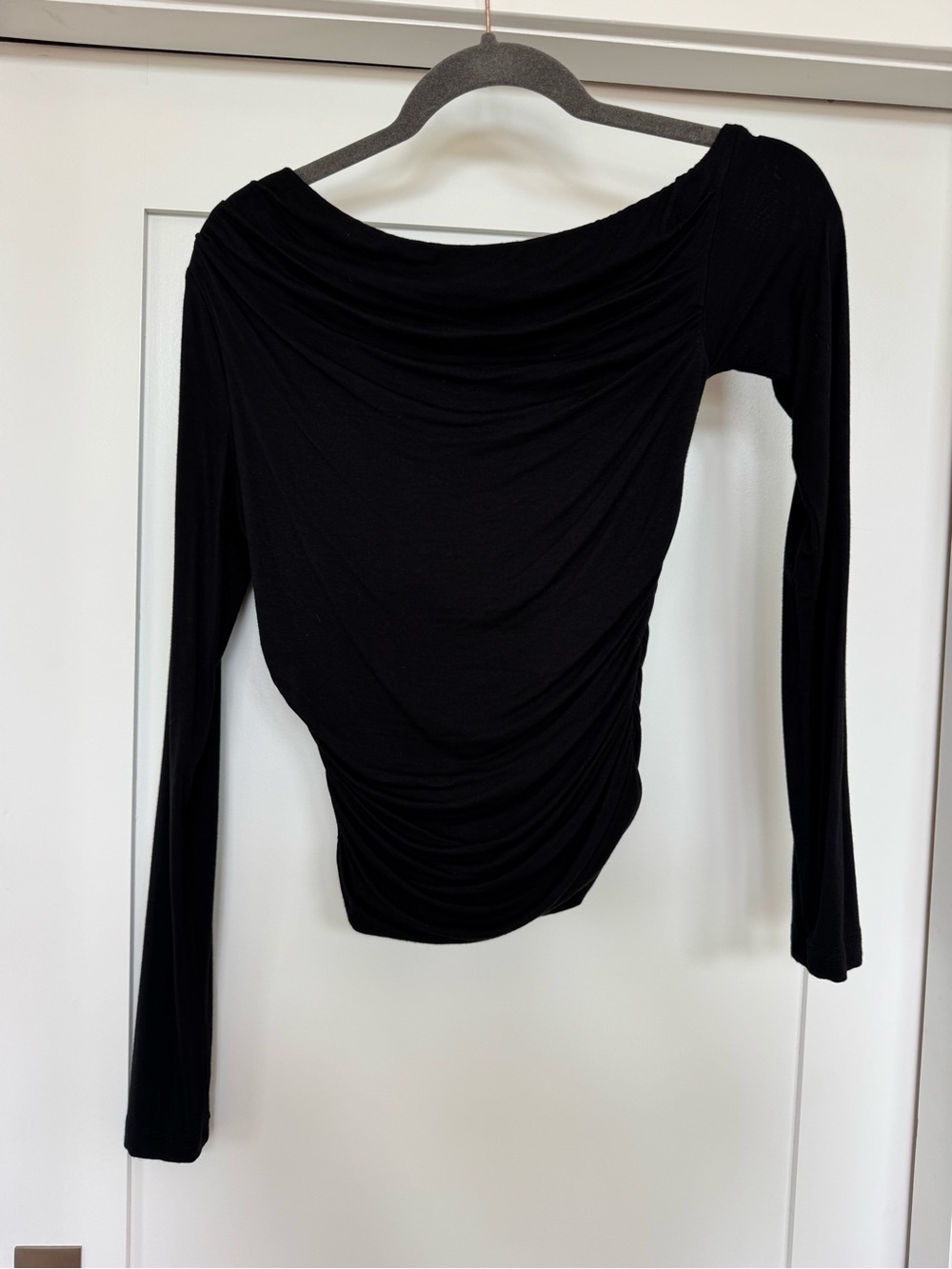 White fox Boutique Black Off the Shoulder Long-Sleeve Women’s Top